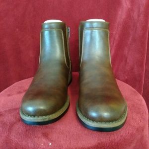Men's size 7.5 Apt. 9 Sutherland Brown Faux Leather side zip boot. NWB